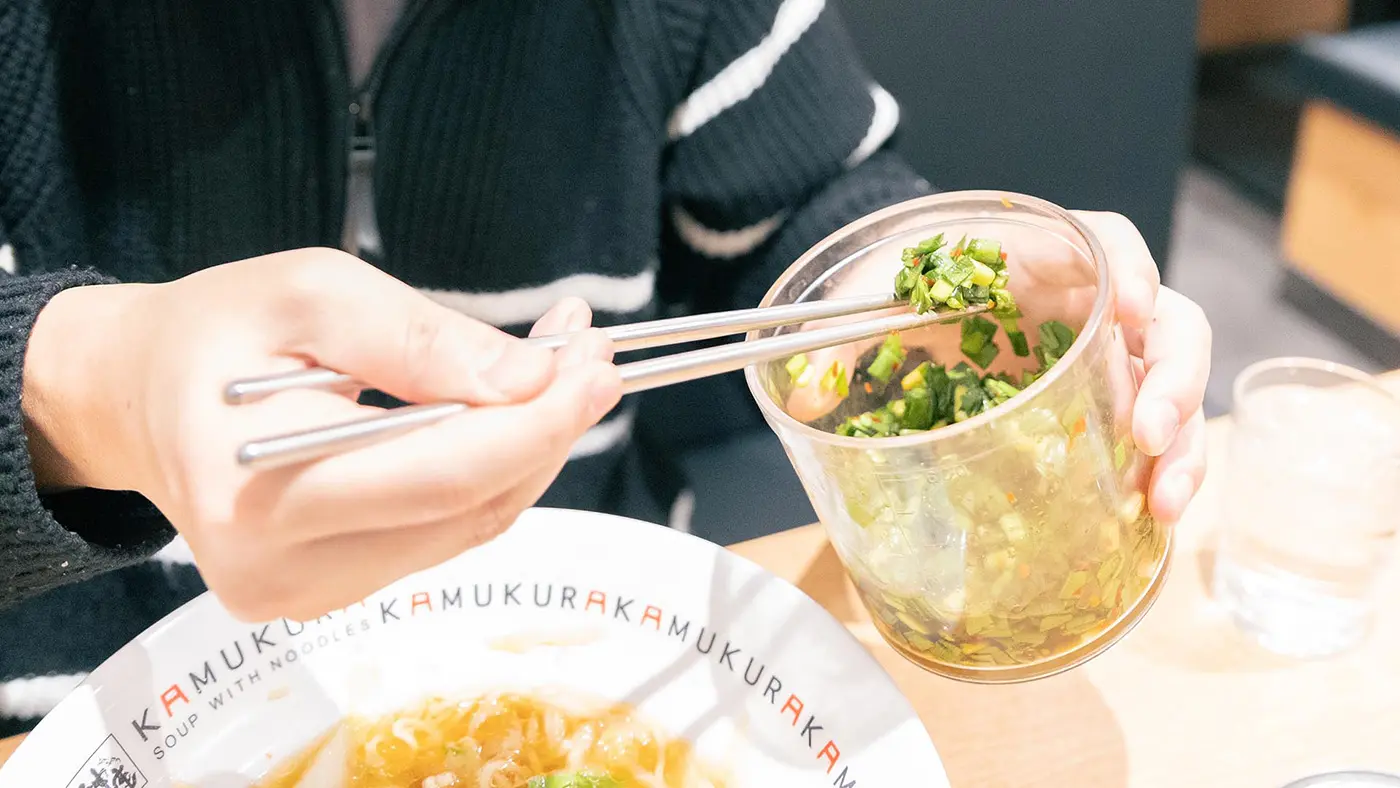 3分の2ほど食べ進めた後、卓上のニラをトッピングして味変するのがBUBBLE-B流。