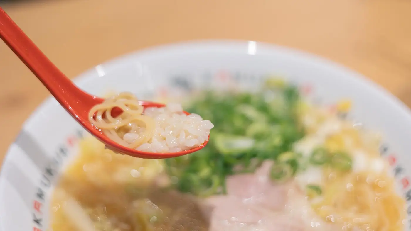 白ご飯の上に生卵を乗せ、その上から麺とスープをかけた「ラーメン雑炊」はゲストの要望から生まれた裏メニュー。