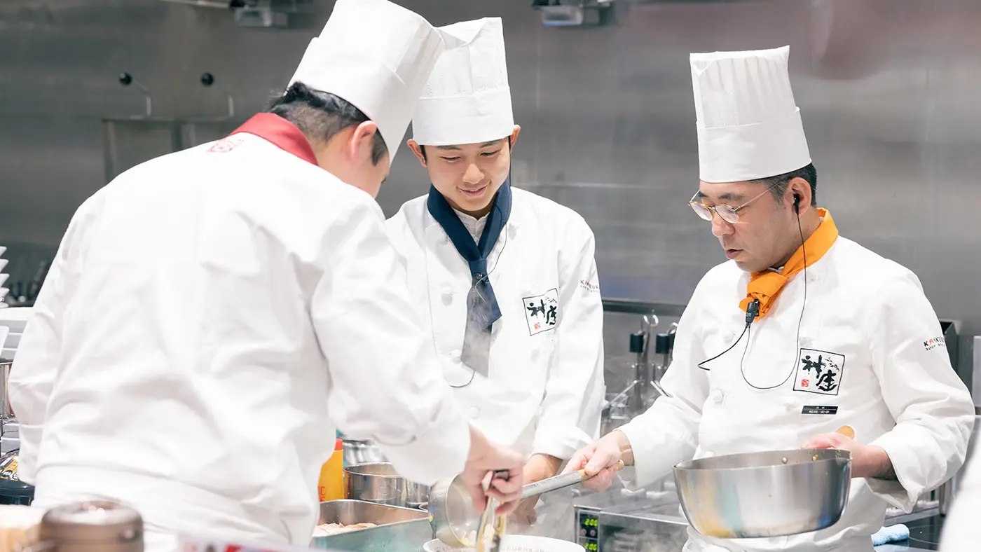 スタッフさんの階級をスカーフで色分け。ブルー、イエロー、グリーン、オレンジ、レッドとランクが上がっていくそう。