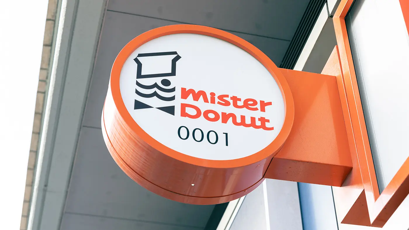看板には「0001」が印字され、「これはミスタードーナツの1号店であることを示すナンバリングなんです」とBUBBLE-Bさん。
