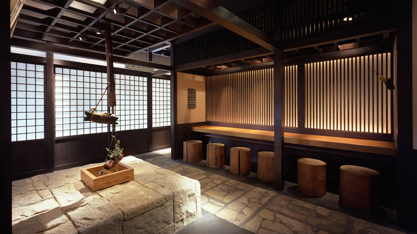入店すると囲炉裏のある部屋が現れ、まるで古民家のような風情が漂います。