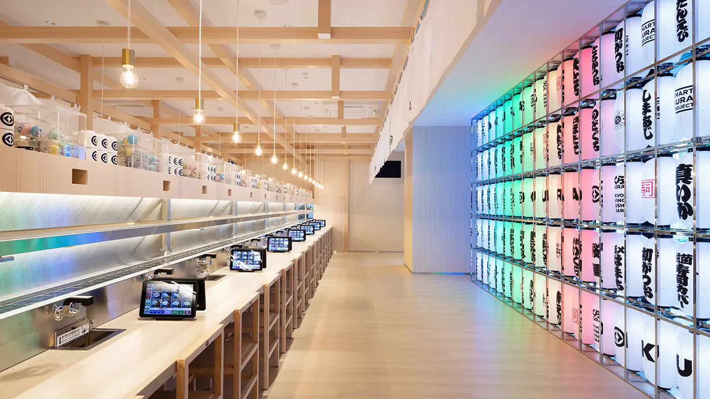 佐藤 可士和さんが監修した店内は、高級感ある白木造りの空間にカラフルな提灯ウォールがSNS映え間違いなし。