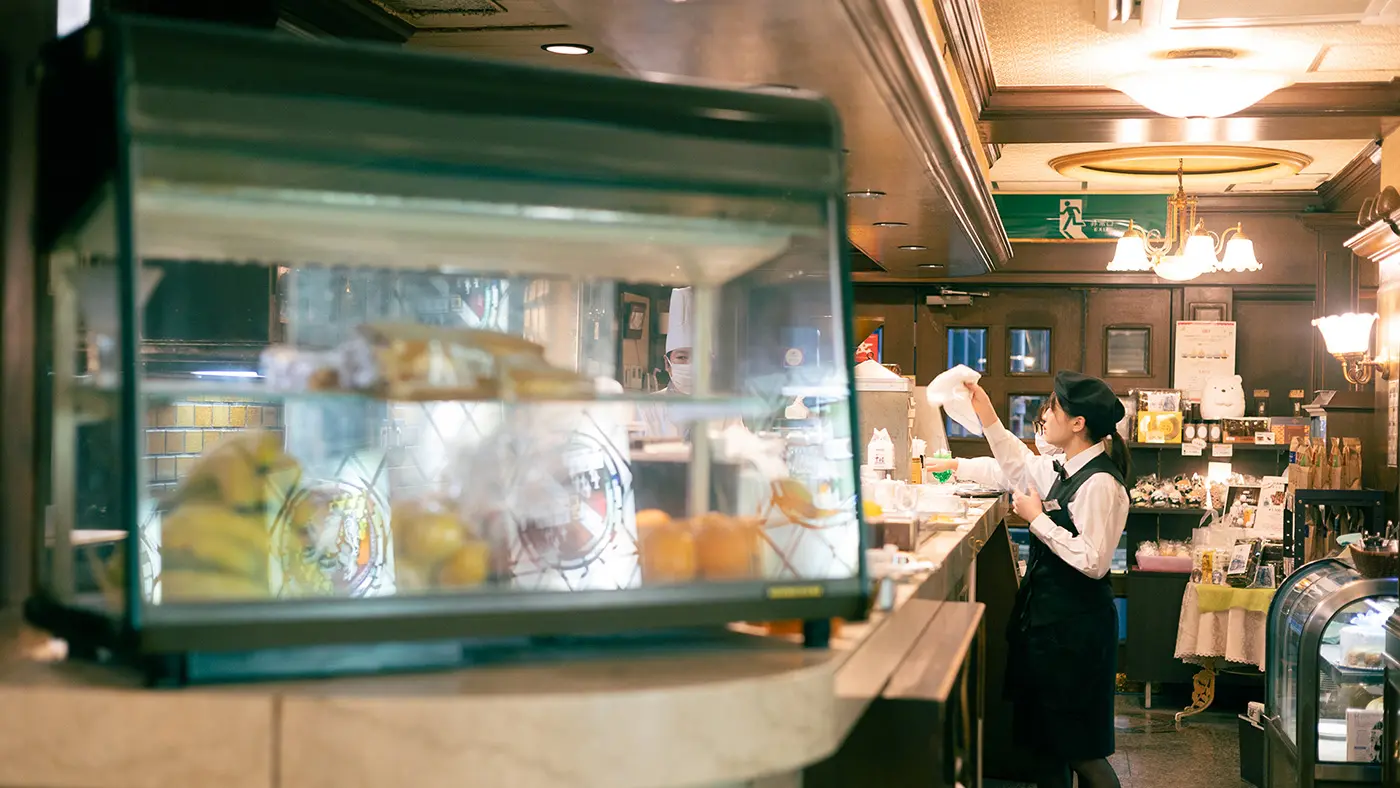 丸福珈琲店は、もともと東京で洋食レストランを営んでいた伊吹貞雄氏が銀座で流行っていたコーヒーに衝撃を受け、自分の店でも提供しようとしたのが始まりです。
