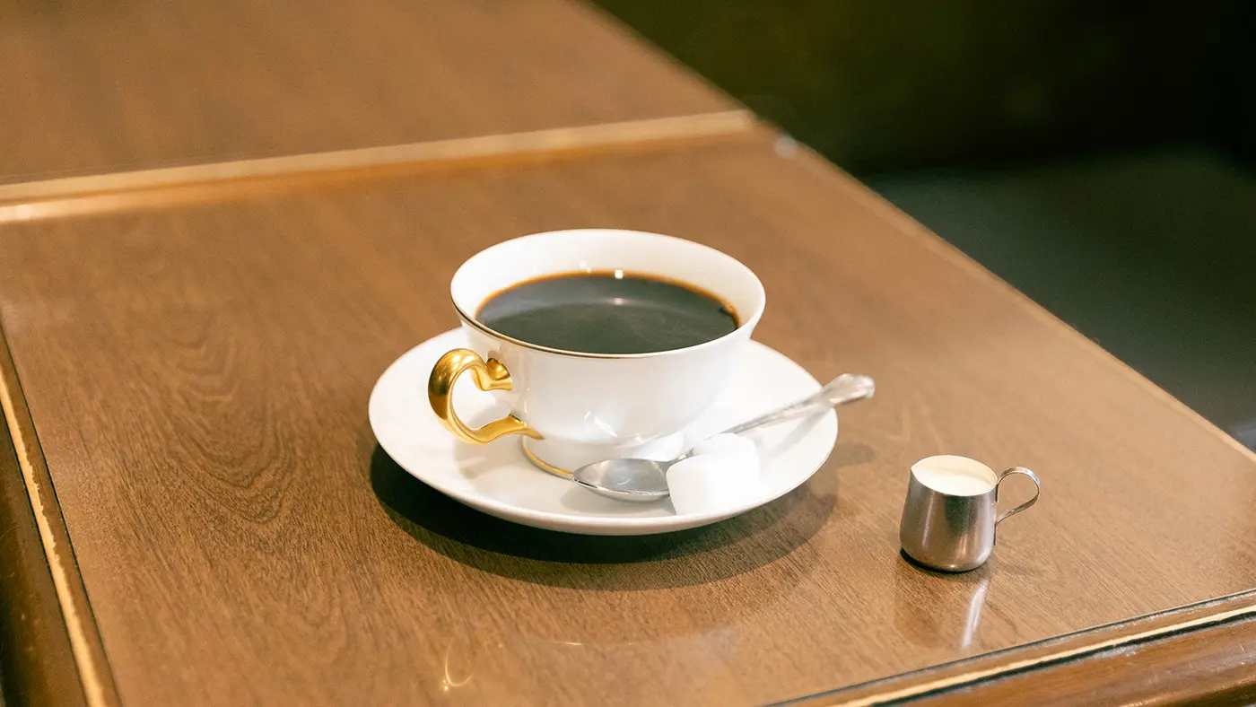 研究を重ねたコーヒーは、驚くほど深煎りでストロングな味わい。