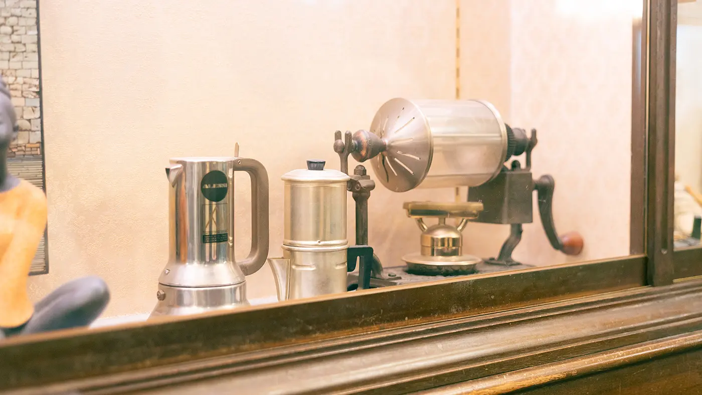 店内のガラスケースには、抽出器具やコーヒーカップがずらり。