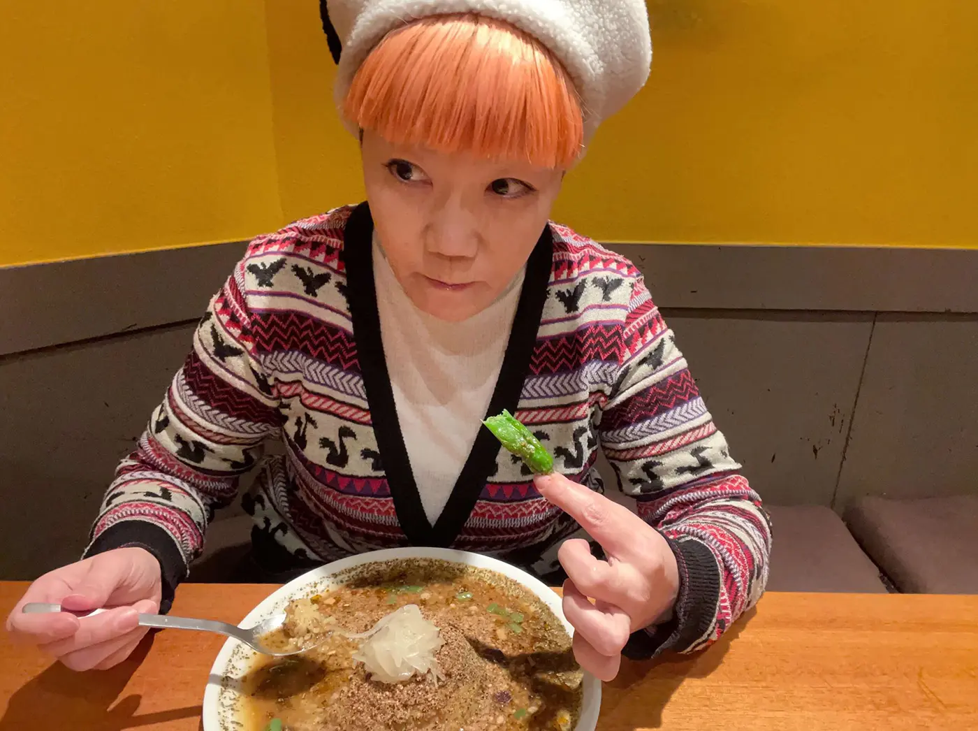 ししとうを左手に持って少しずつかじりながら食べる（上本町店で撮影）