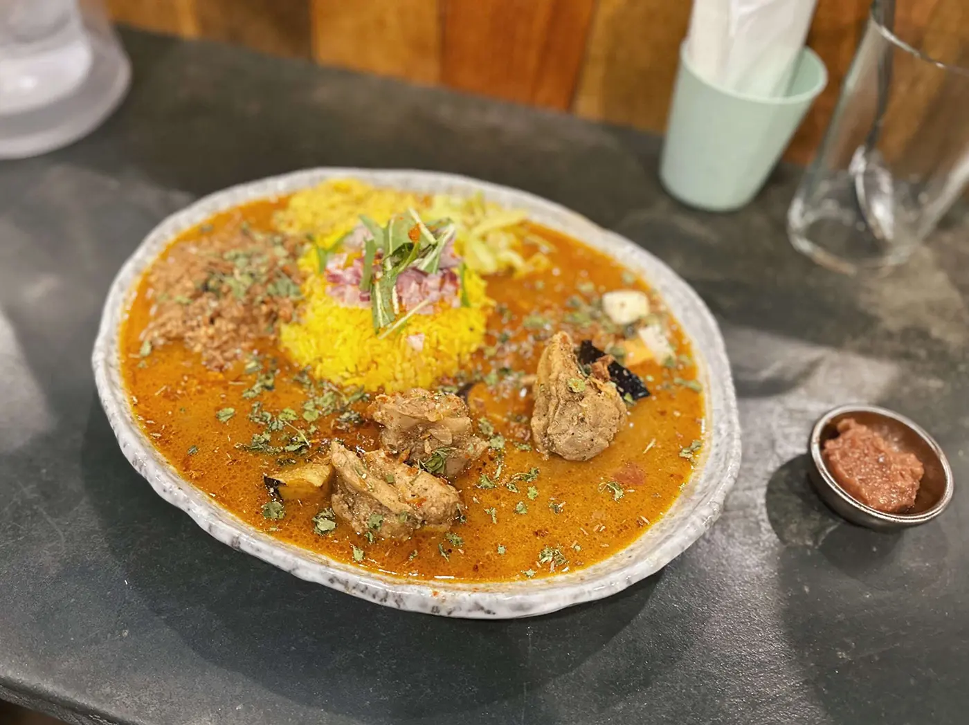 チキンカレー 1,000円（税込）＋ミニキーマ 250円（税込）＋プラムソース 70円（税込）