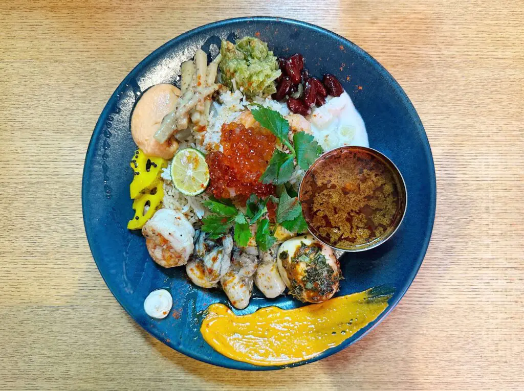 大阪のトゥーマッチ（やりすぎ）精神が炸裂！フレンチシェフが考案する破壊的創作カレー