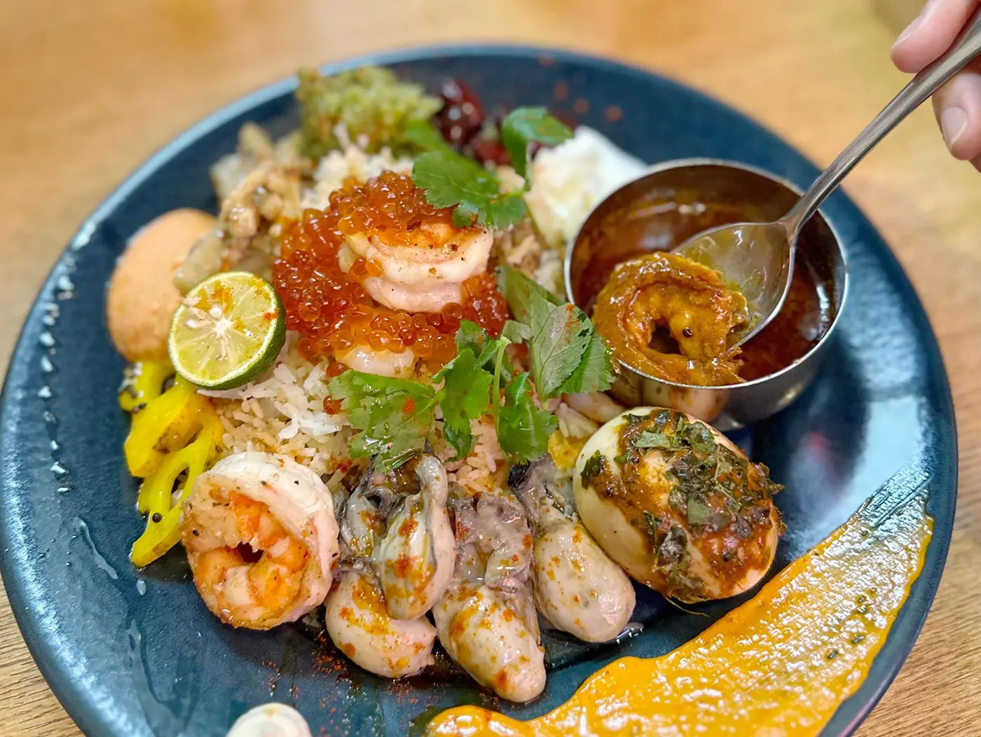 新春限定フレンチエビビリヤニプレート 2,000円（税込）＋牡蠣のアチャール 500円（税込）＋くんせい玉子 100円（税込）