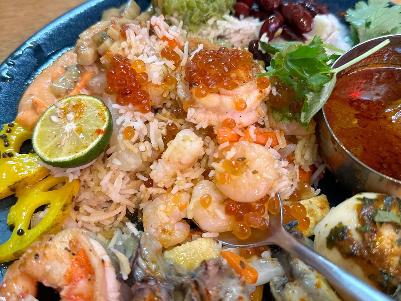 エビたっぷりの白いビリヤニにエビのビスクカレーの組み合わせ