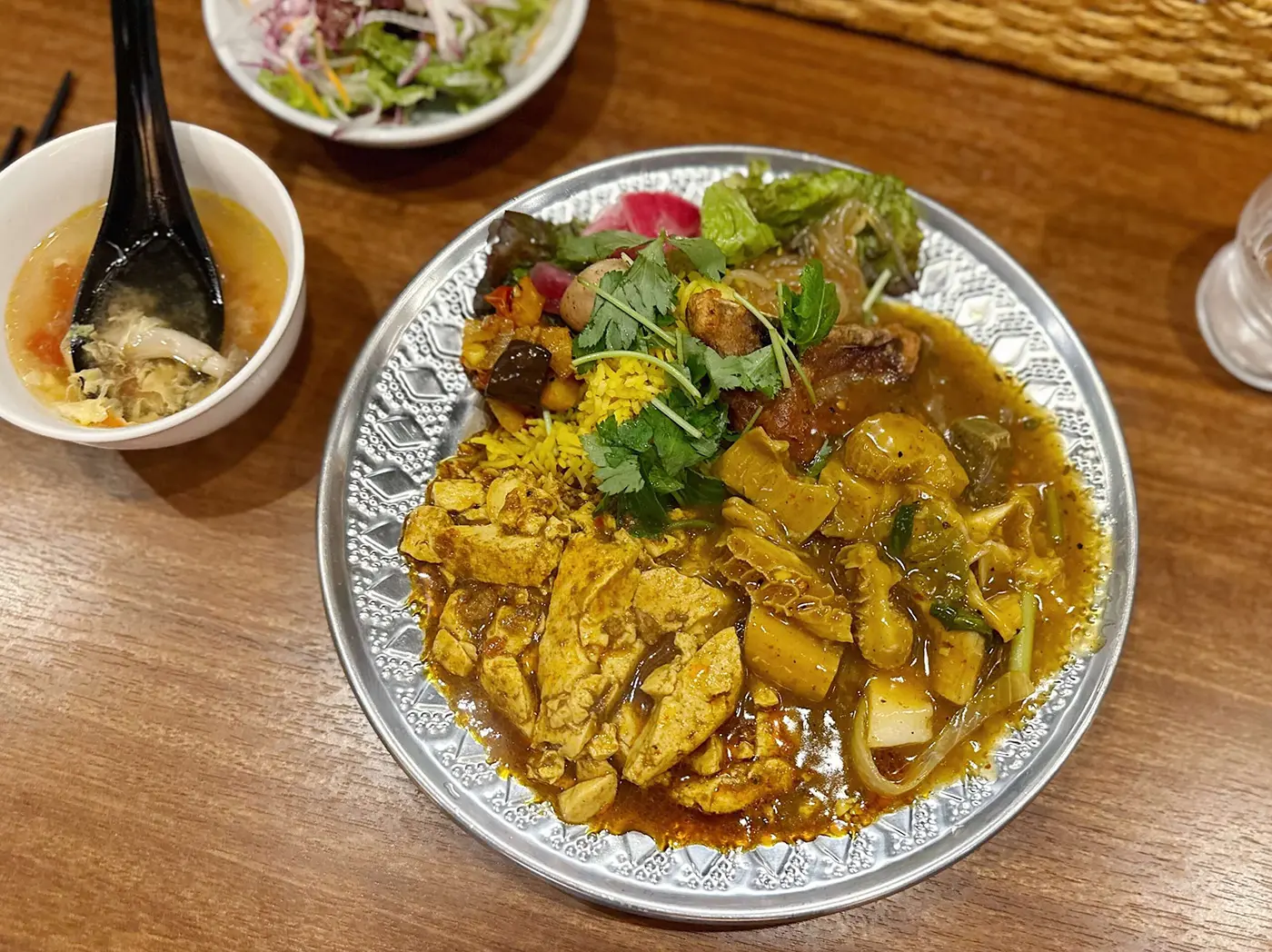 ランチの四川麻婆豆腐カリィと今月のカリィのあいがけ