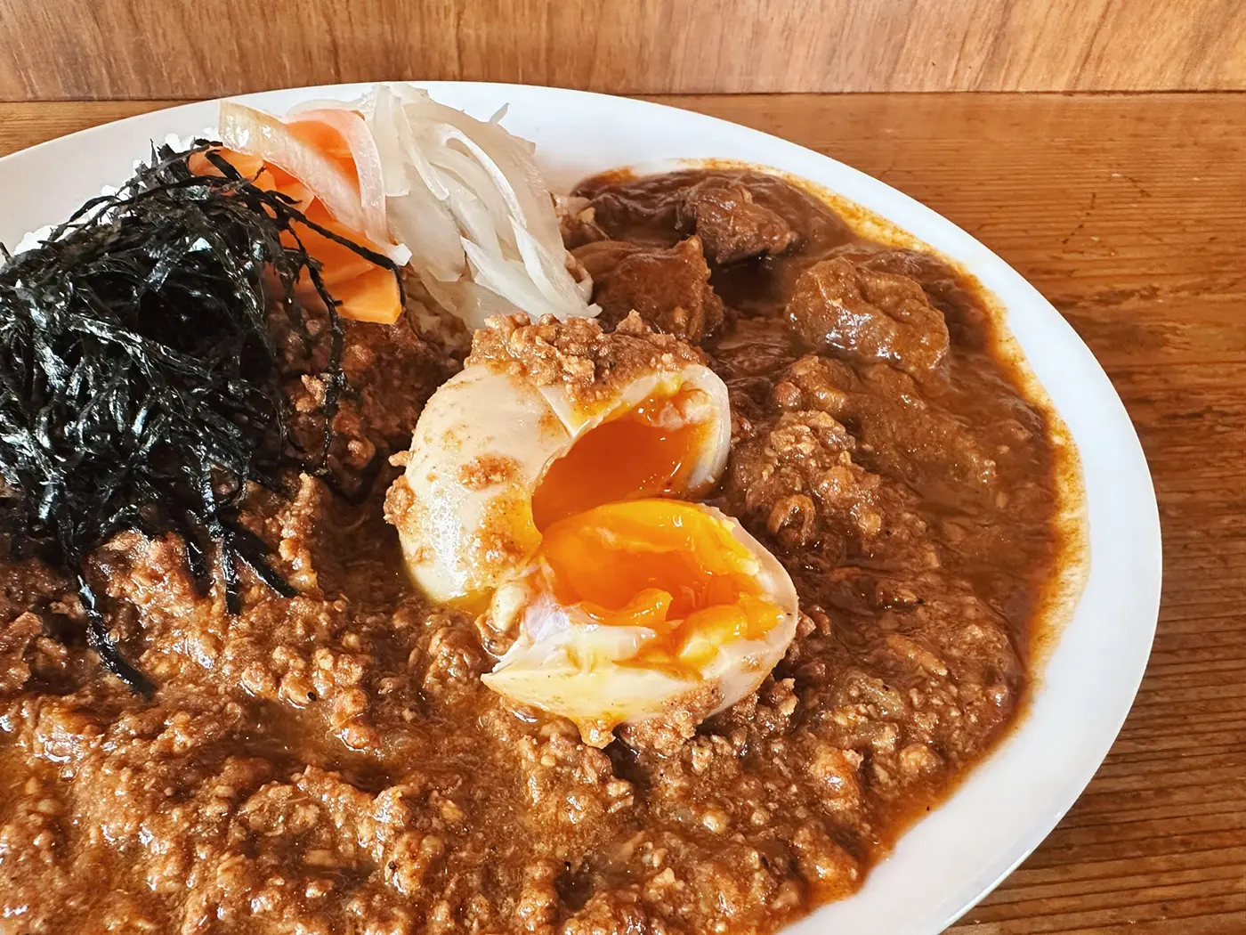 キーマクラシックと小辛チキンのあいがけ 950円（税込）＋味玉100円（税込）