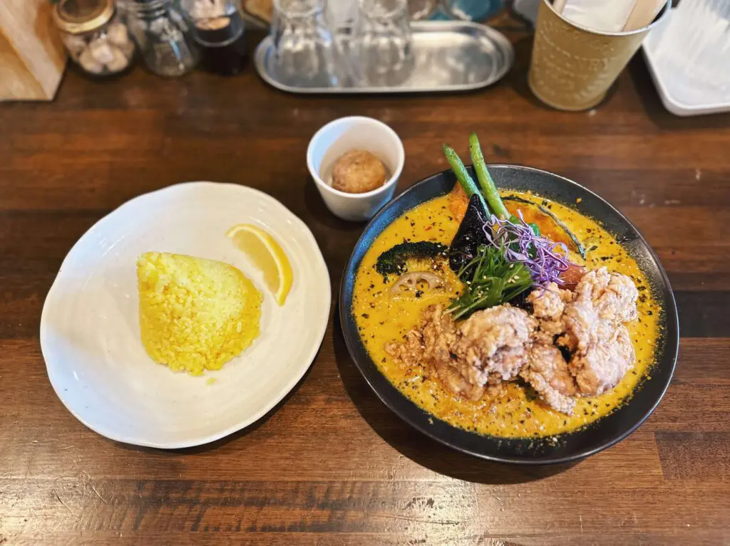 カスタムし放題！ インパクト大な豪快スープカレー