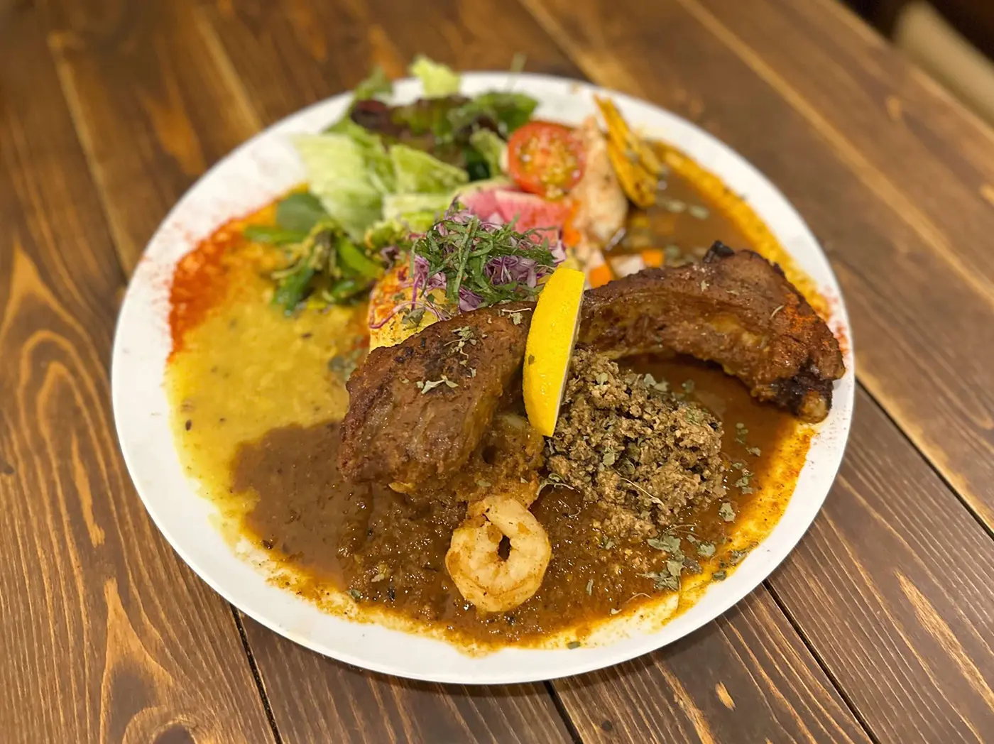 土日限定の幸せ3種盛り全載せカリー  1,705円（税込）＋タンドリースペアリブ 385円（税込）