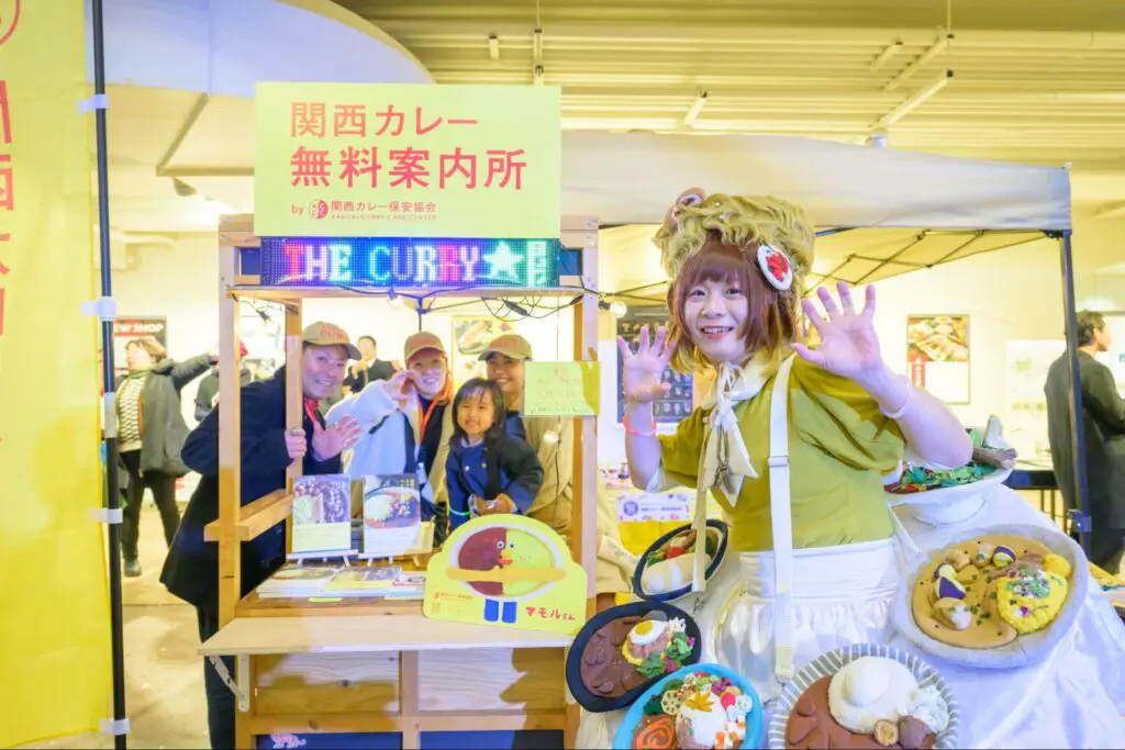 イベント「まちごと万博カーニバル」で「関西無料カレー案内所」を行う関西カレー保安協会のメンバー（写真提供：WORK MILL）