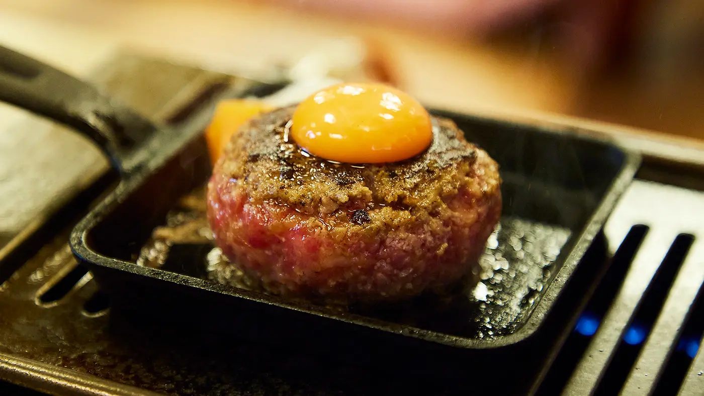 黒毛和牛レアハンバーグ200g（税込1,320円）に人気の卵トッピング（税込165円）。