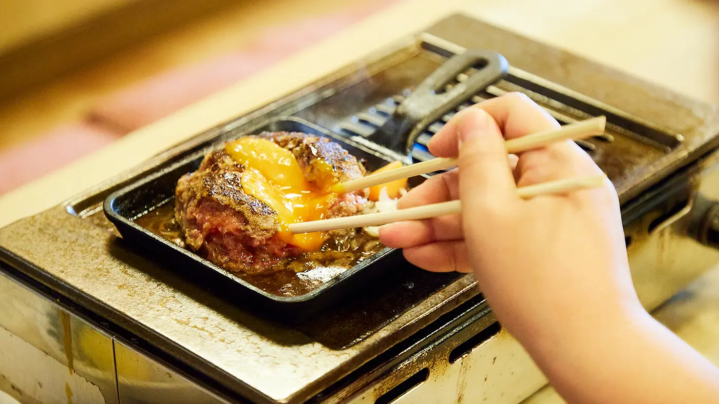 割って絡める、これぞレアハンバーグの正しい食べ方也。