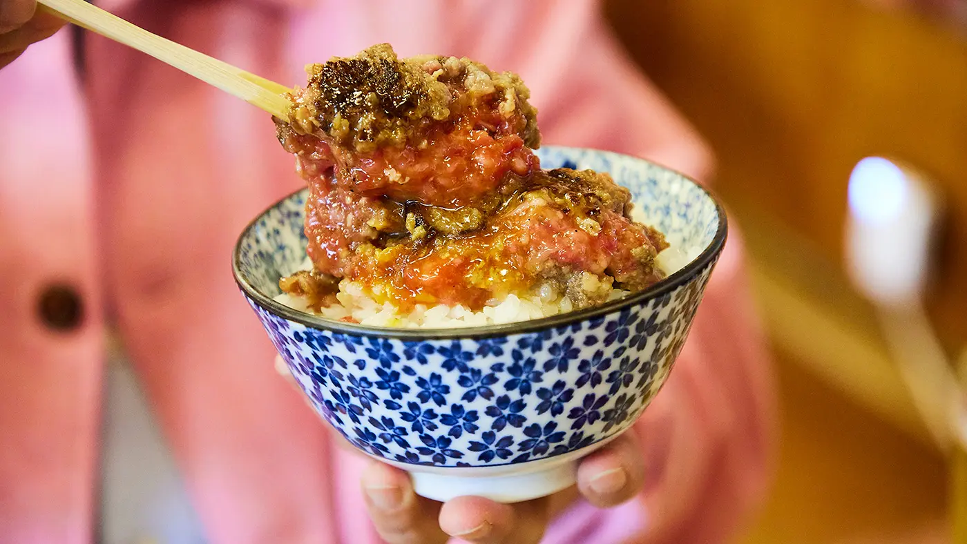 ミックにはキース、レアハンバーグにはライス。