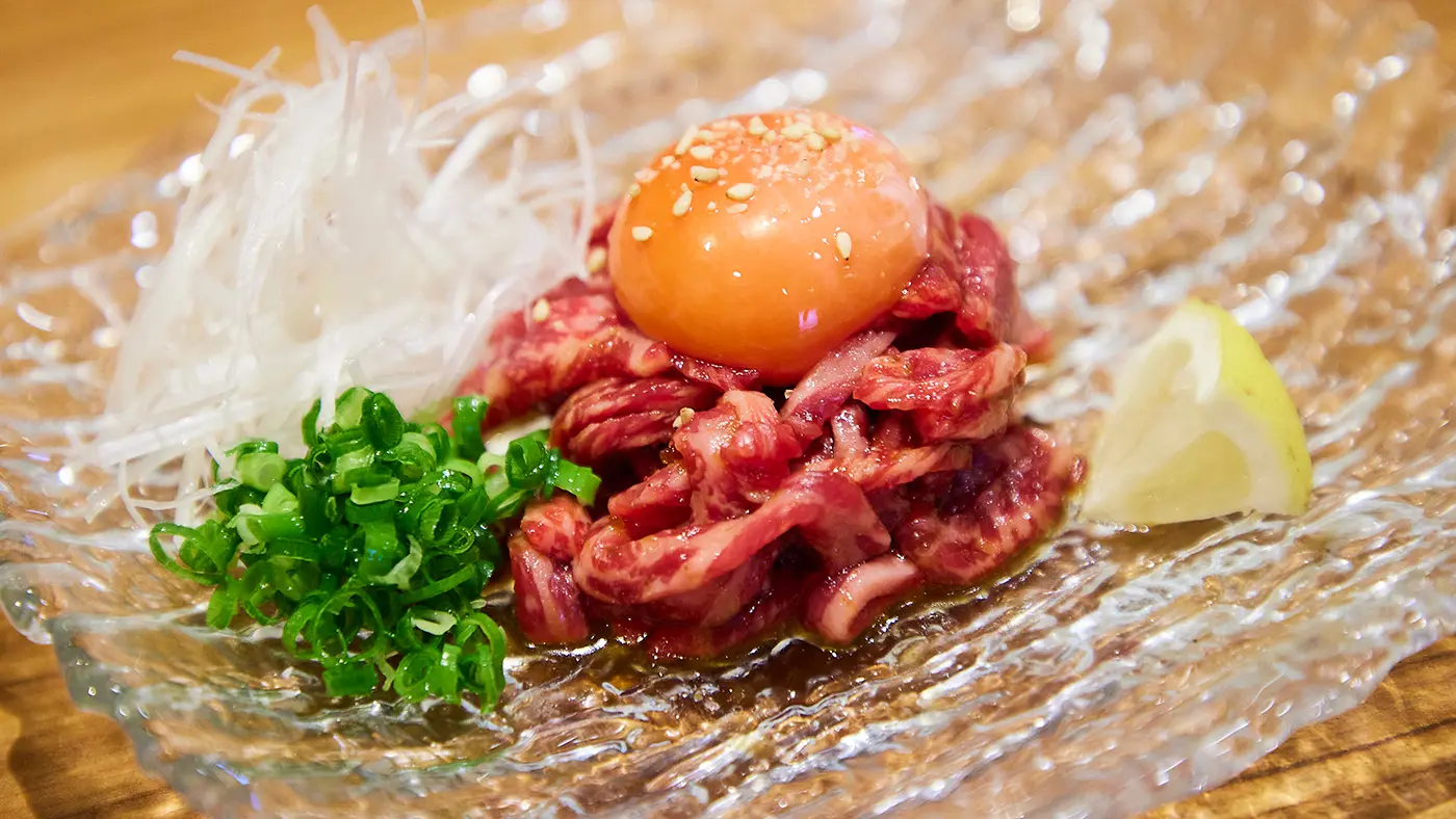 特製タレでさらに輝きを増した和牛ユッケ。赤身と霜降りがチョイス出来ます。