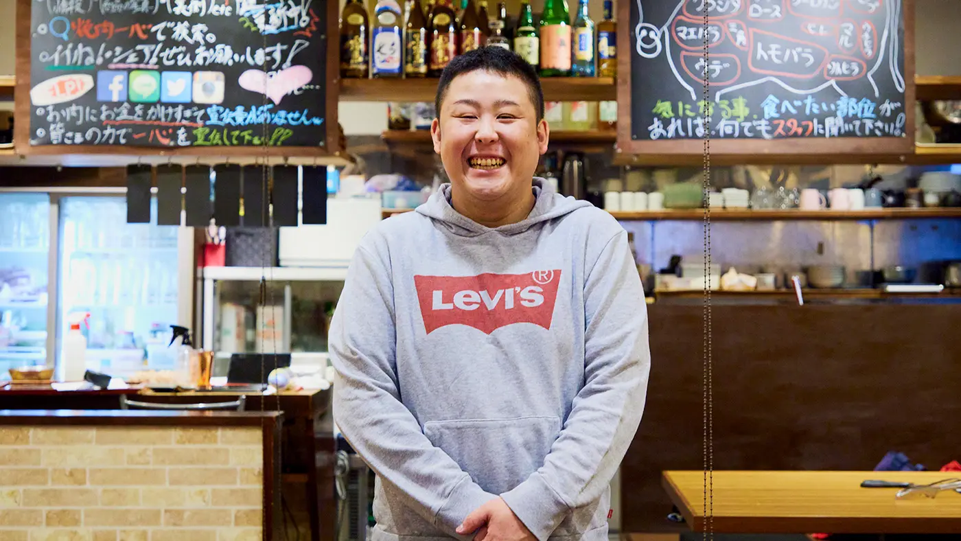 まんまる笑顔が素敵な二代目店主・谷内田 力斗（やちだ りきと）さんは聖地の若き焼肉探求者。