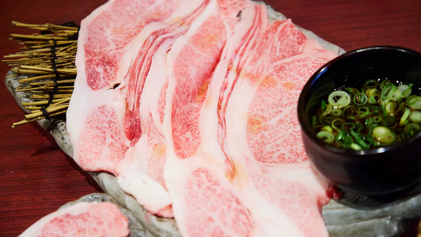 焼きシャブロース一人前（税込1,628円）はこのサイズがなんと2枚。