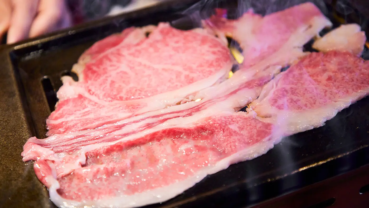 鉄板が小さいのではない！ お肉がデカイのです。