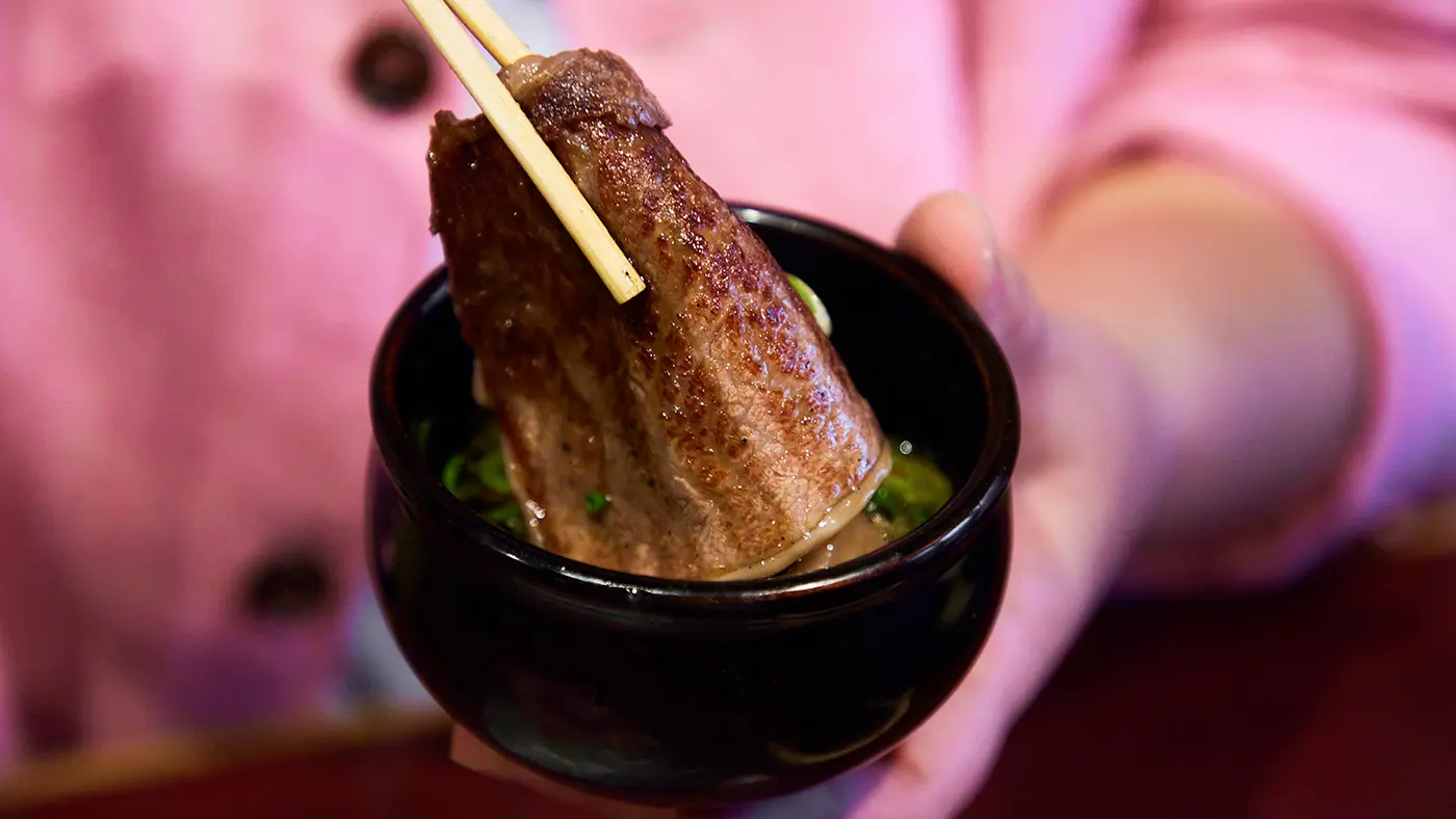 大きなお肉をくるっと丸めてネギポン酢IN。