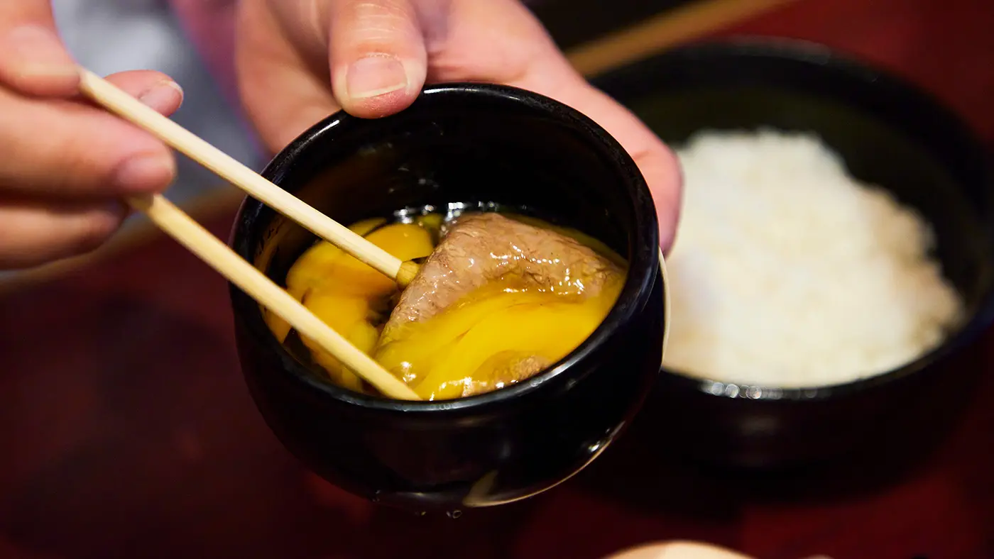 旨みの強いリブロースに卵のまろやかさと割り下の甘味を加え……