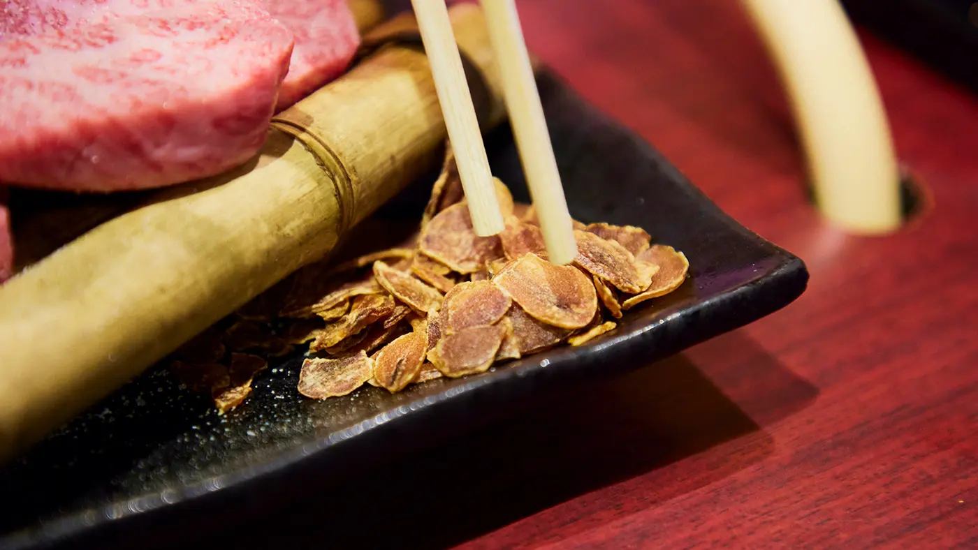 添えられたガーリックチップを……