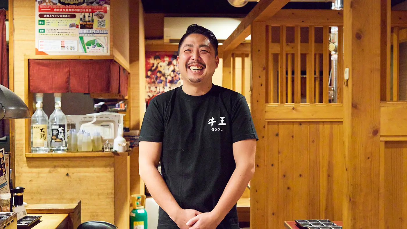 男気と焼肉愛に溢れる店主・栗田 真孝（くりた まさたか）さんはこの日も巨大なレバーの包みと同伴出勤。