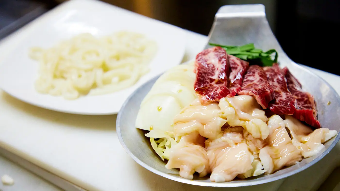 ハラミも入った特製「ホルモンの一人鍋」（税込1,430円）。