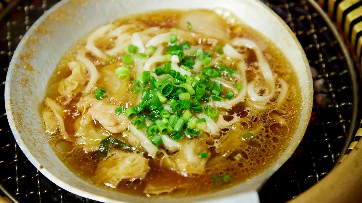 ホルモンの旨みが染み込んだ出汁でいただく〆のうどん。