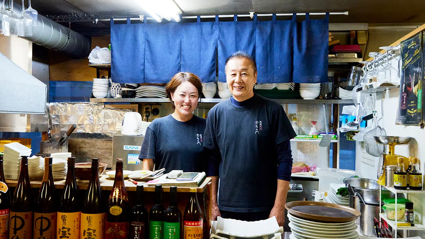 猪熊 雅人（いのくま まさと）さんと美智子（みちこ）さん。笑顔が素敵なご夫婦が営むお店ならではの家庭的な雰囲気。落ち着くわー。