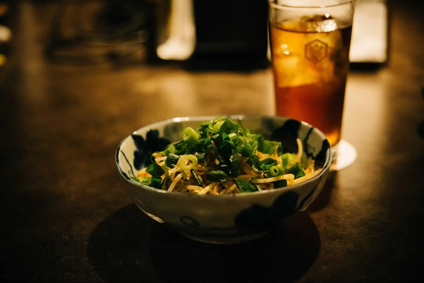担々麺のような味わいのもやし炒めも人気メニューのひとつ