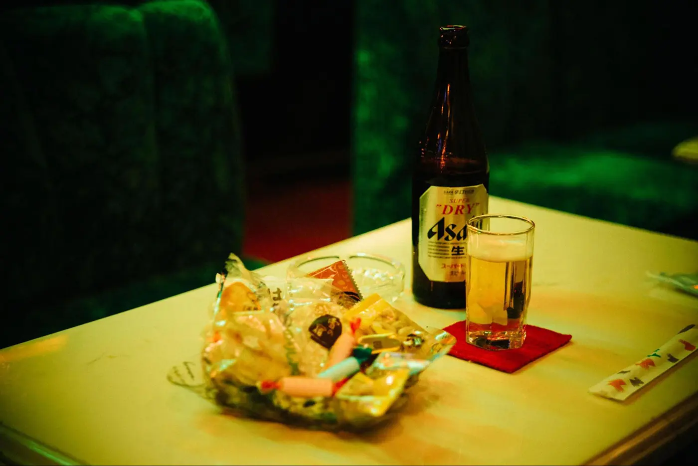 基本料金は4400円飲み放題＆カラオケ1曲200円ですが、予算に応じて相談も可能。チャームの他にお惣菜や味噌汁が出ることも