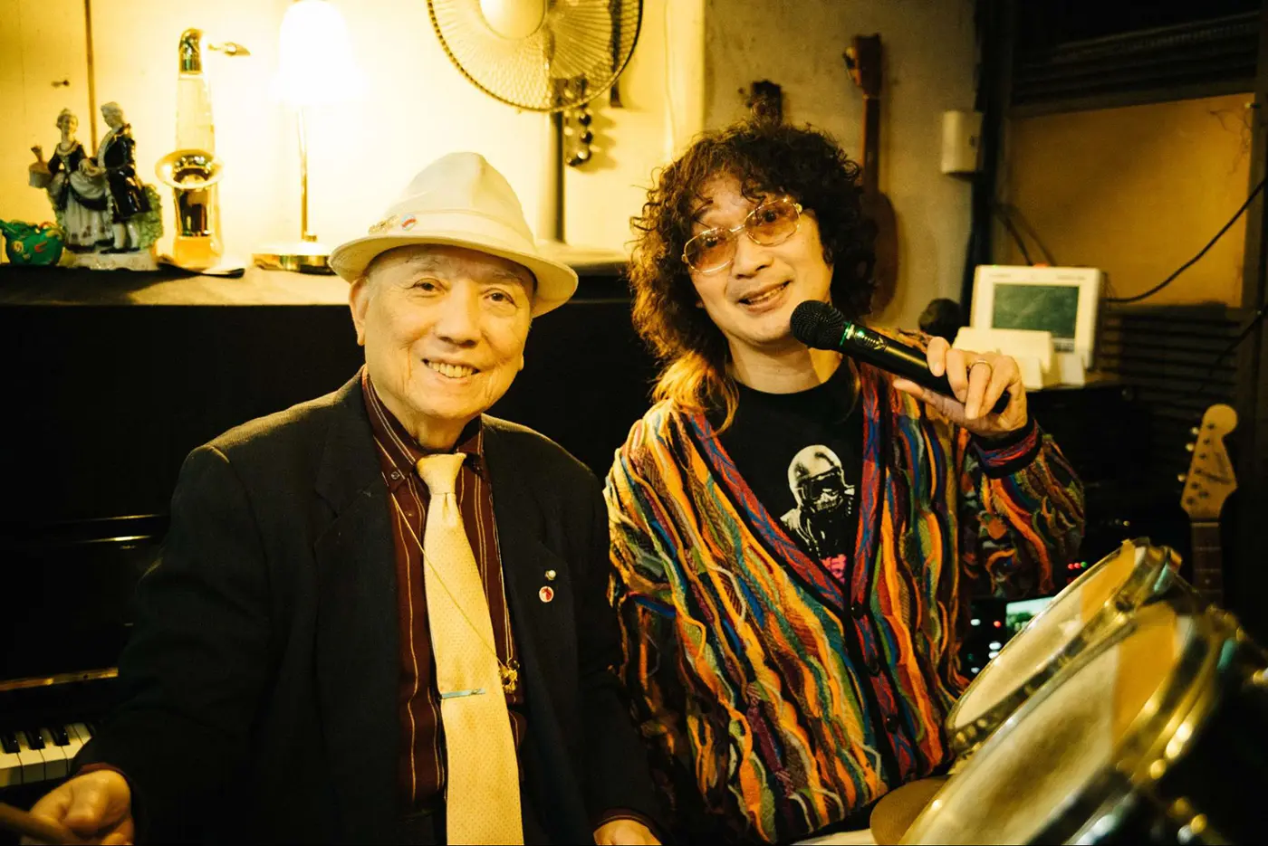 タカの歌に合わせてドラムを演奏する武田さん