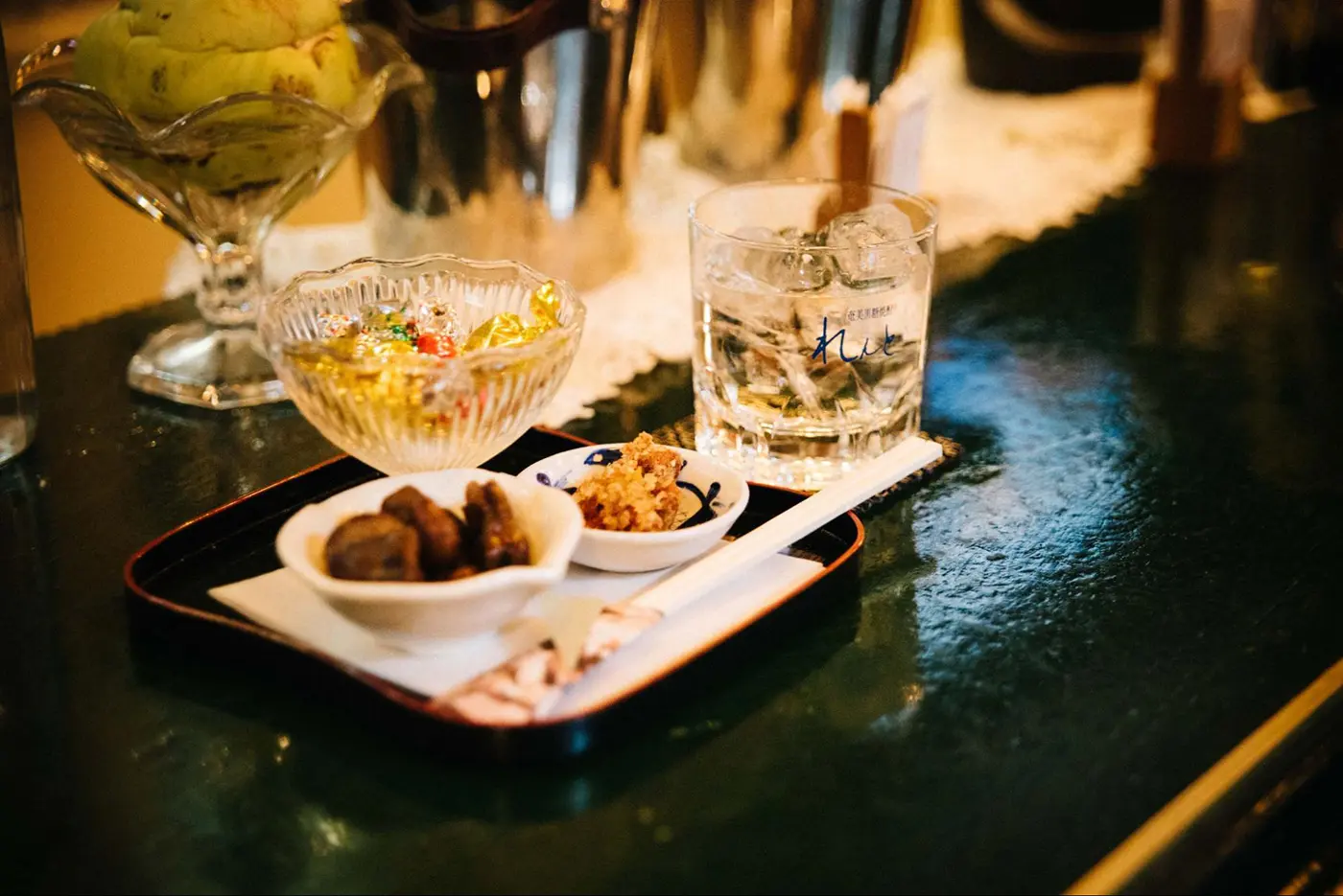 ママが腕によりをかけて仕込んだお惣菜でお酒が進みます。メニューは日によって変化します