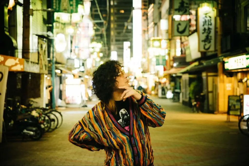 阪急電車に乗り込み十三で下車