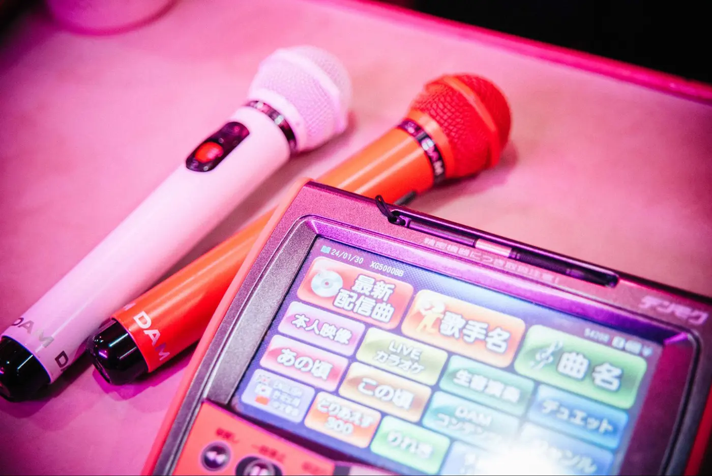 ピンクのネオンで白いマイクもセクシーな雰囲気に