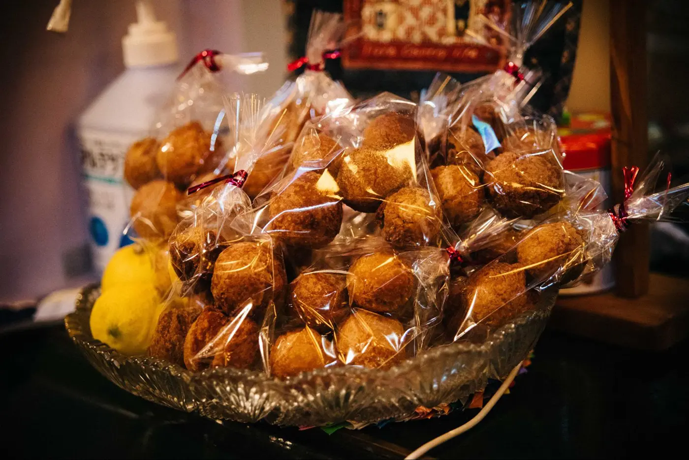 お客さんにプレゼントしてくれる奄美の黒糖を使ったサユミママお手製のサーターアンダギー