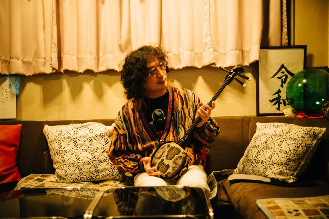 店内にはギターや奄美大島・沖縄の三線が置かれており、手にとって演奏することもできます