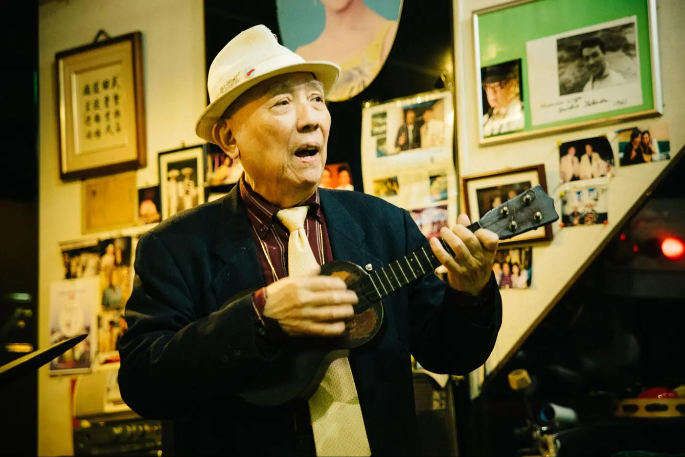 歌いながらウクレレを弾く武田さん