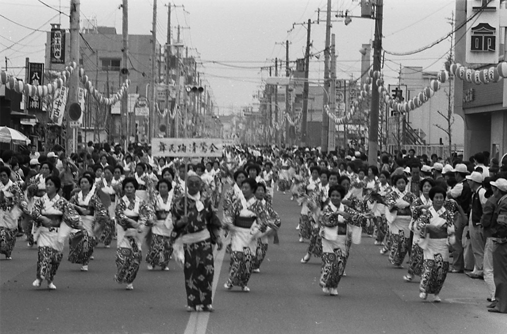 第1回「八尾まつり」で行われた「河内音頭大行進」の様子