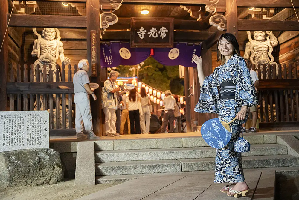 河内音頭の本場・常光寺は、境内で踊れる