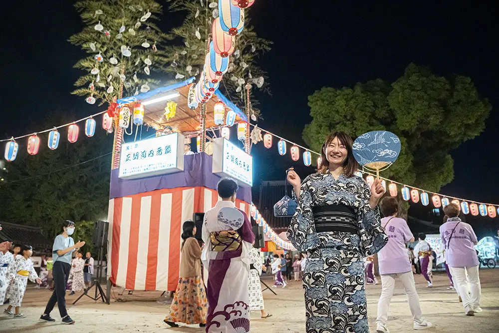 本堂の前に組まれたやぐらがお目見え