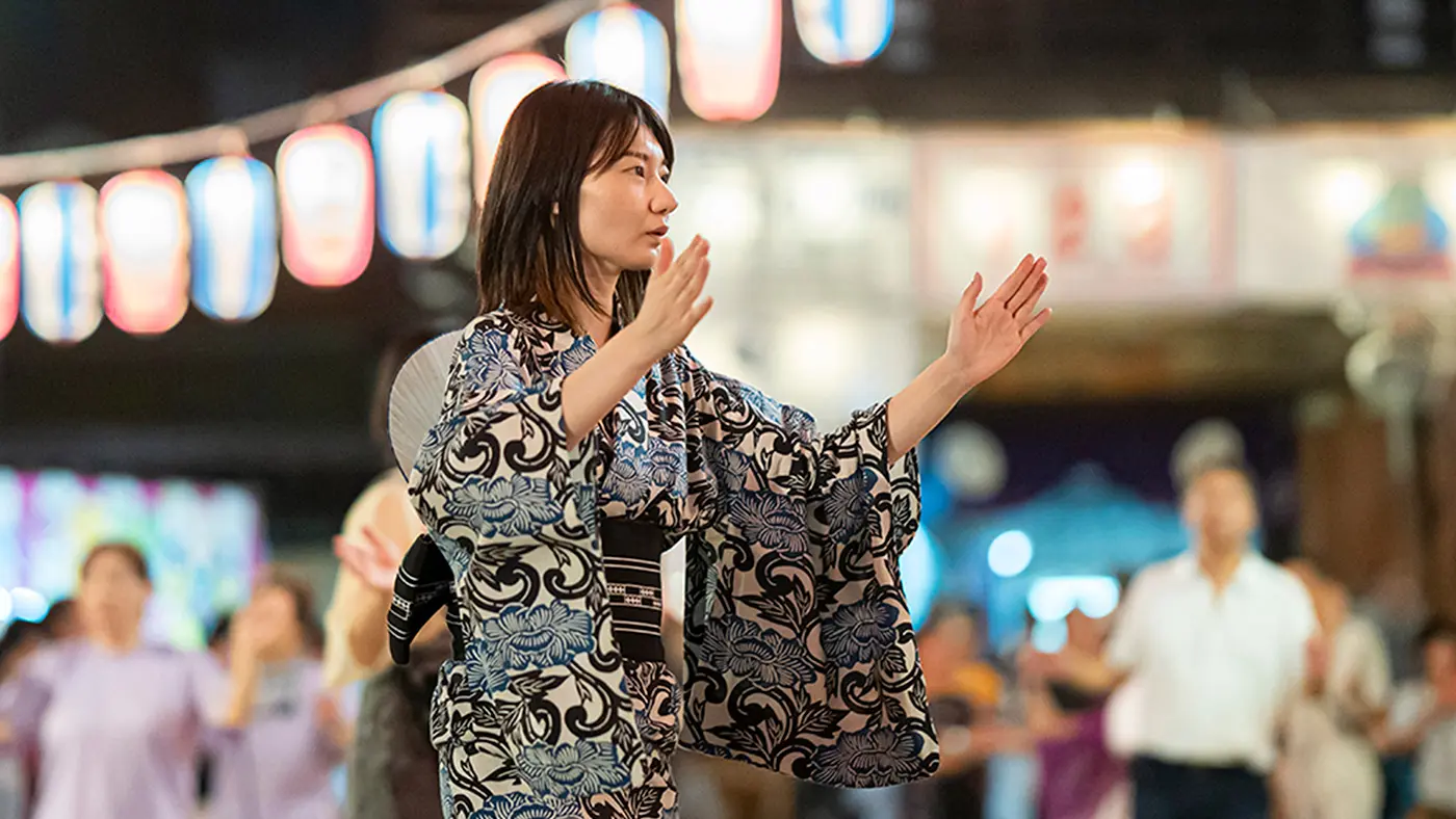 河内音頭の踊りは、ゆったりとした「手踊り」や、活発で躍動的な「マメカチ踊り」などさまざまな型がある