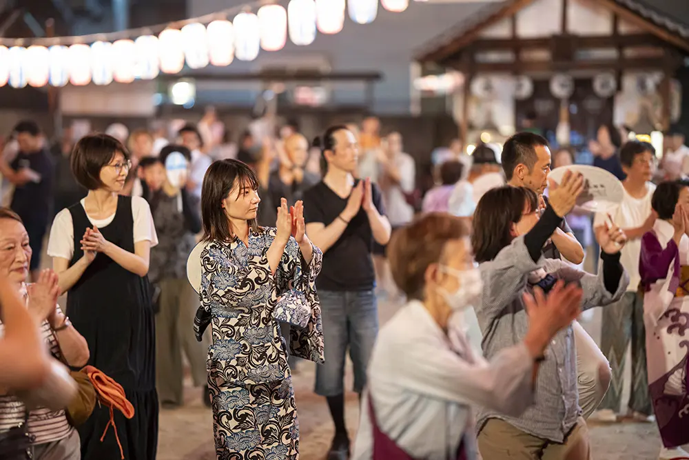 エレキギターを中心とした楽団がやぐらに登って生演奏を披露すると、境内はいっそうヒートアップ