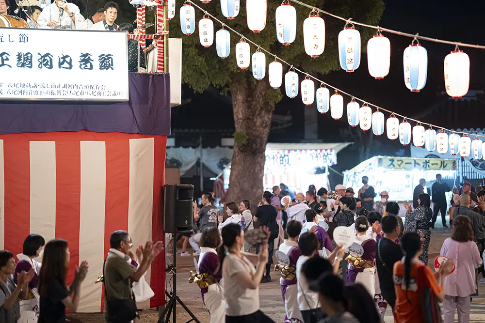 やぐらの周りには額に汗を浮かべた笑顔があふれ、ライブ会場さながらのグルーヴ感を醸し出していました