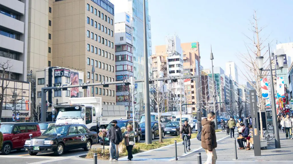 なんば駅前から御堂筋と長堀通が交わる新橋交差点にかけての側道を歩道化し、さまざまな使い方ができる「ほこみち」と呼ばれる道にしていく計画が進行中