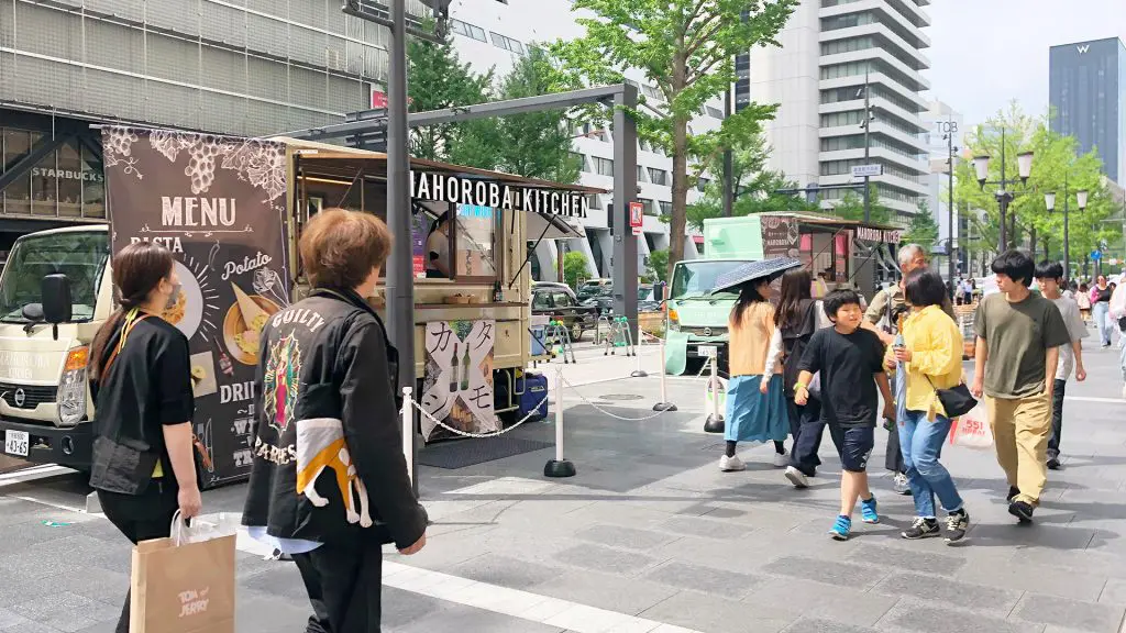 ほこみち活用に向けた社会実験の様子